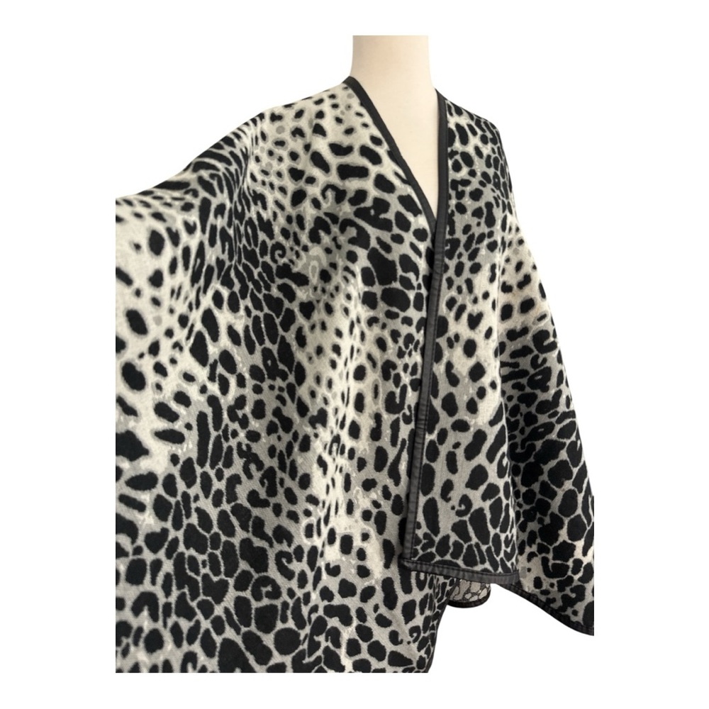 FRAAS Animal Print Ruana Wrap Poncho‎ Black & White Trim One Size Women’s Shawl - Picture 7 of 10